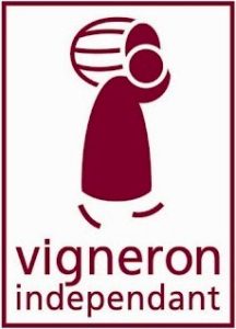 Il simbolo dei “VIGNERON INDIPENDENT”, associazione di tutela e di promozione delle piccole aziende produttrici di vino, ne segnala l’adesione